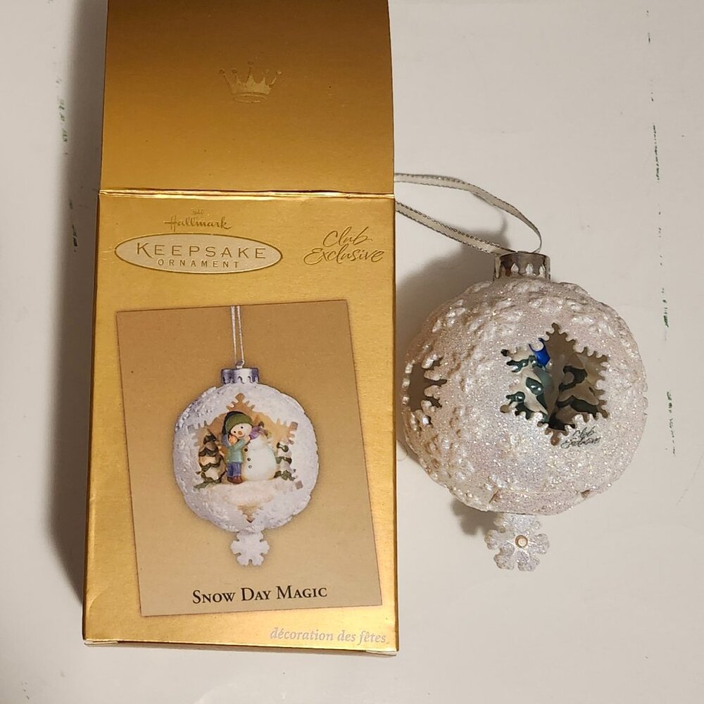 Hallmark Keepsake Christmas Ornament 2005 Snow Day Magic Light-Up In Box